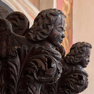 Swieta Lipka. Ozdobne rzezby konfesjonalu w Bazylice.